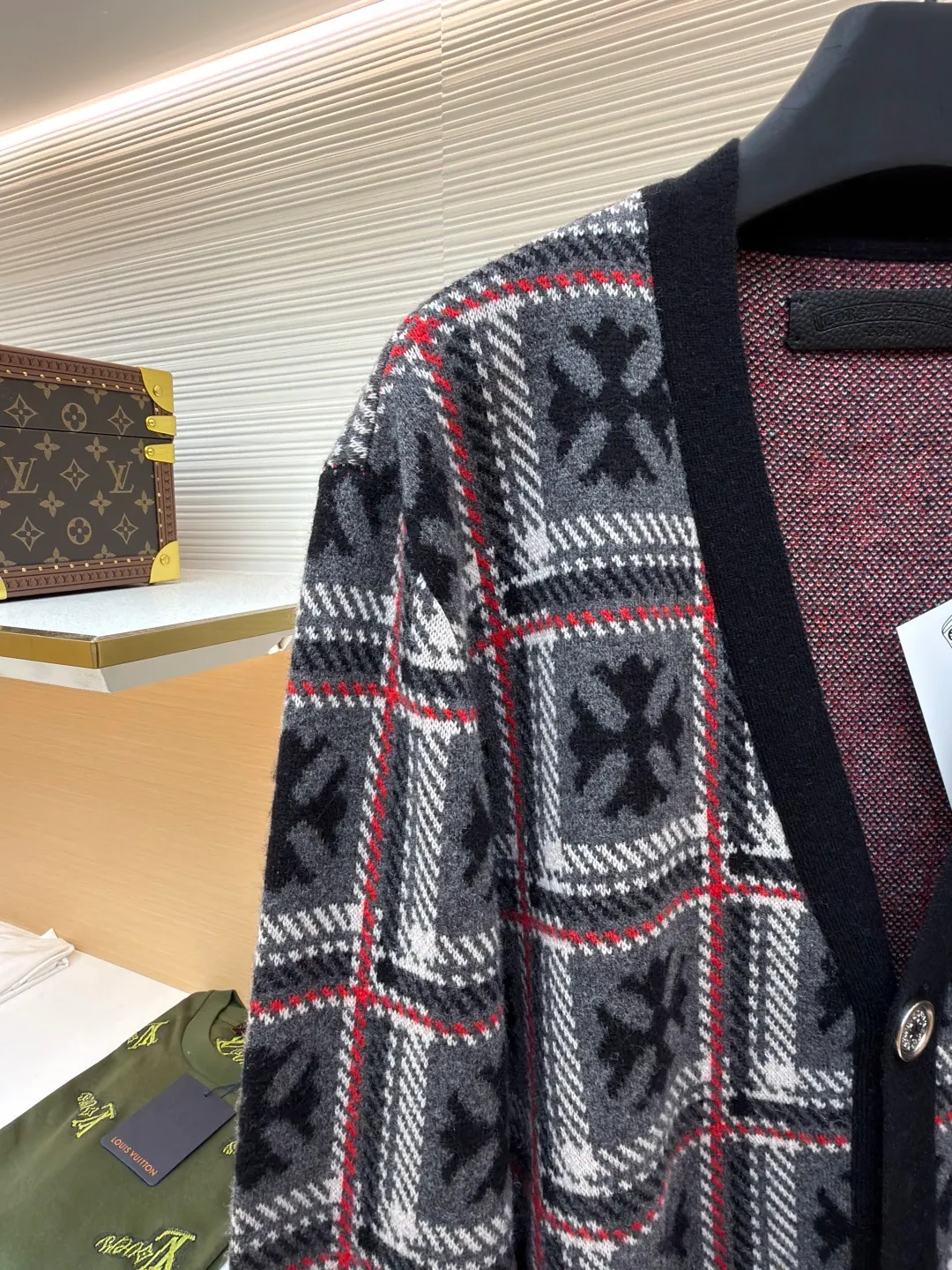 Chrome Hearts cross jacquard cashmere knitted cardigan ●Item number: 1681021-B25 ●Material: wool blended fabric ●Technology: knitted jacquard production ●Version: loose fit ●Weight: about 715 grams ●Size: S-M-L ●Description: The custom-made yarn is made of 55% wool + 30% cashmere + 15% nylon blended material. Customized leather collar label. Customized mold opening accessories and silver jewelry. (It takes an average of 220 minutes to weave ready-made clothes on imported looms. It is 4.5 times that of ordinary clothes). (emphasis added) ! ! ! Four pieces. Four patterns. Each side is different.) (Platform alignment) (Shoulder sleeve alignment) (Pocket alignment) with air cooler shaping + hand-sealed labels. Same style for men and women. The workmanship details are very good. Large quantities will be shipped out on the same day. The overall wiring is straight and delicate, the fabric is comfortable and soft, and the color is consistent without color difference. It can be matched with the same style to create a fashionable look and control various occasions. Customized accessories, complete with three standards, same style for men and women!